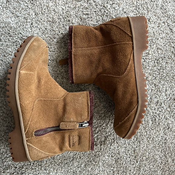 Sorel Tan Suede Ankle Boots with Zipper - Picture 2 of 4